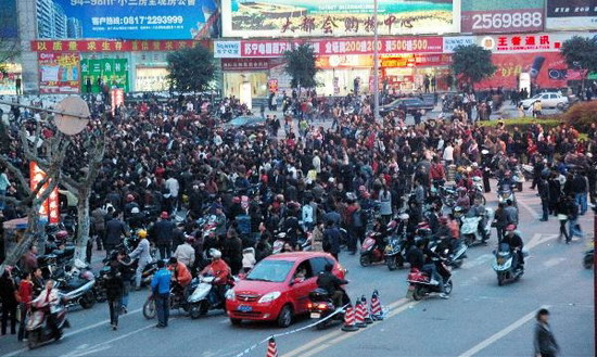 四川南充政府否认城管打伤学生 数千民众围堵