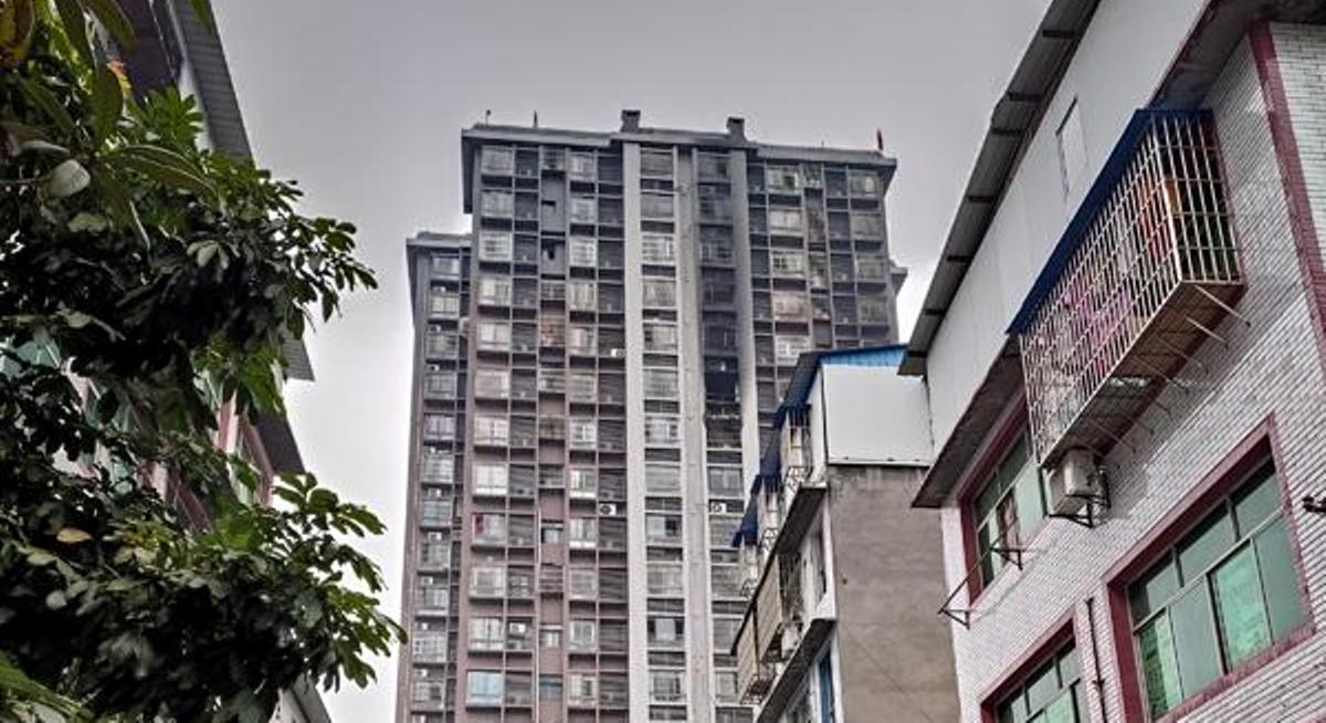 重庆一家6口呼救50分钟活活烧死  邻居：消防栓没水