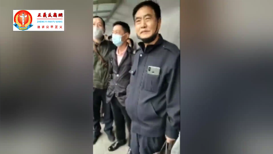 蒙冤27年女警在国家信访局前喊冤.png