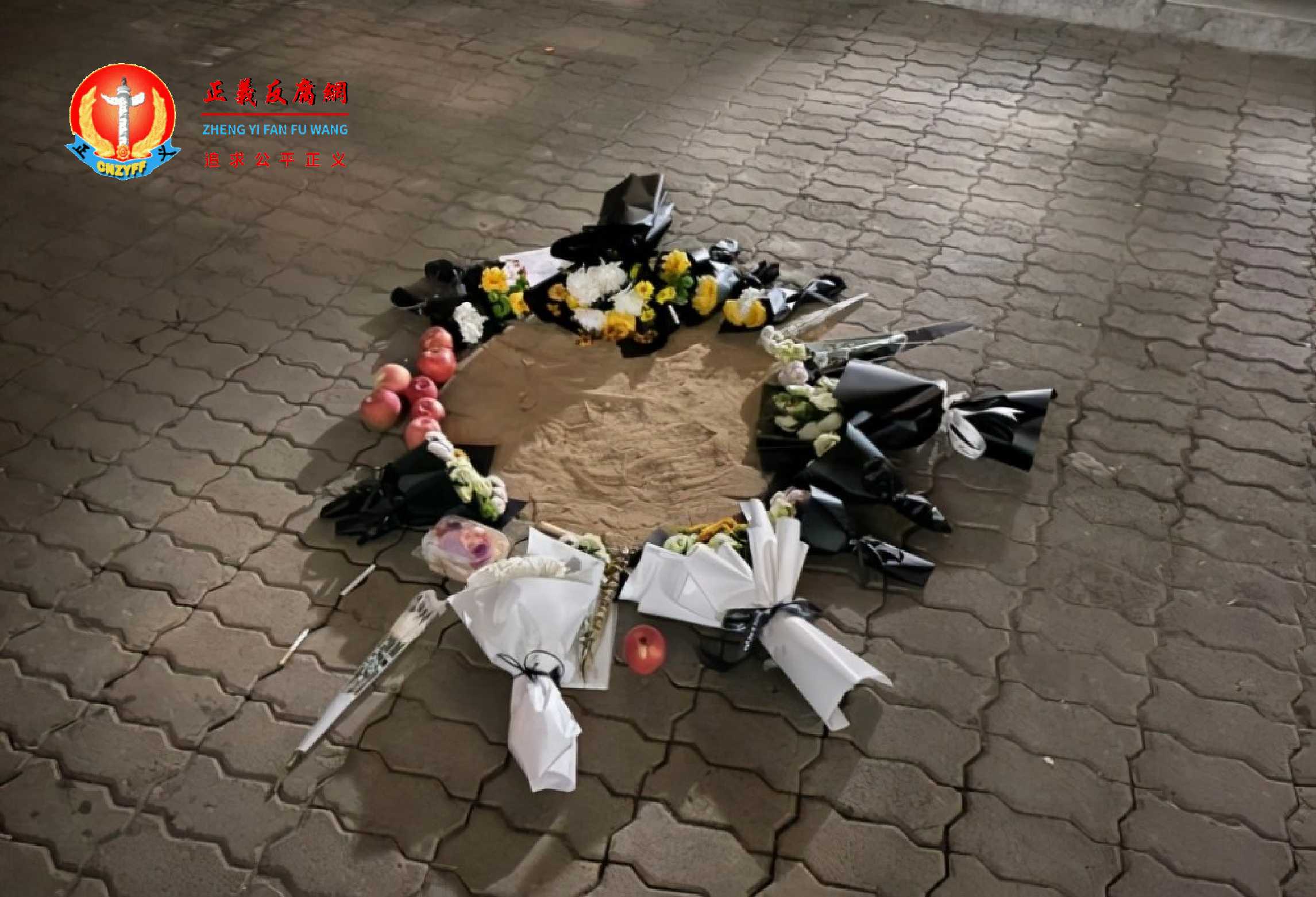 12月15日，北京交通大学一个大三学生跳楼身亡，坠亡现场摆满鲜花。.jpg