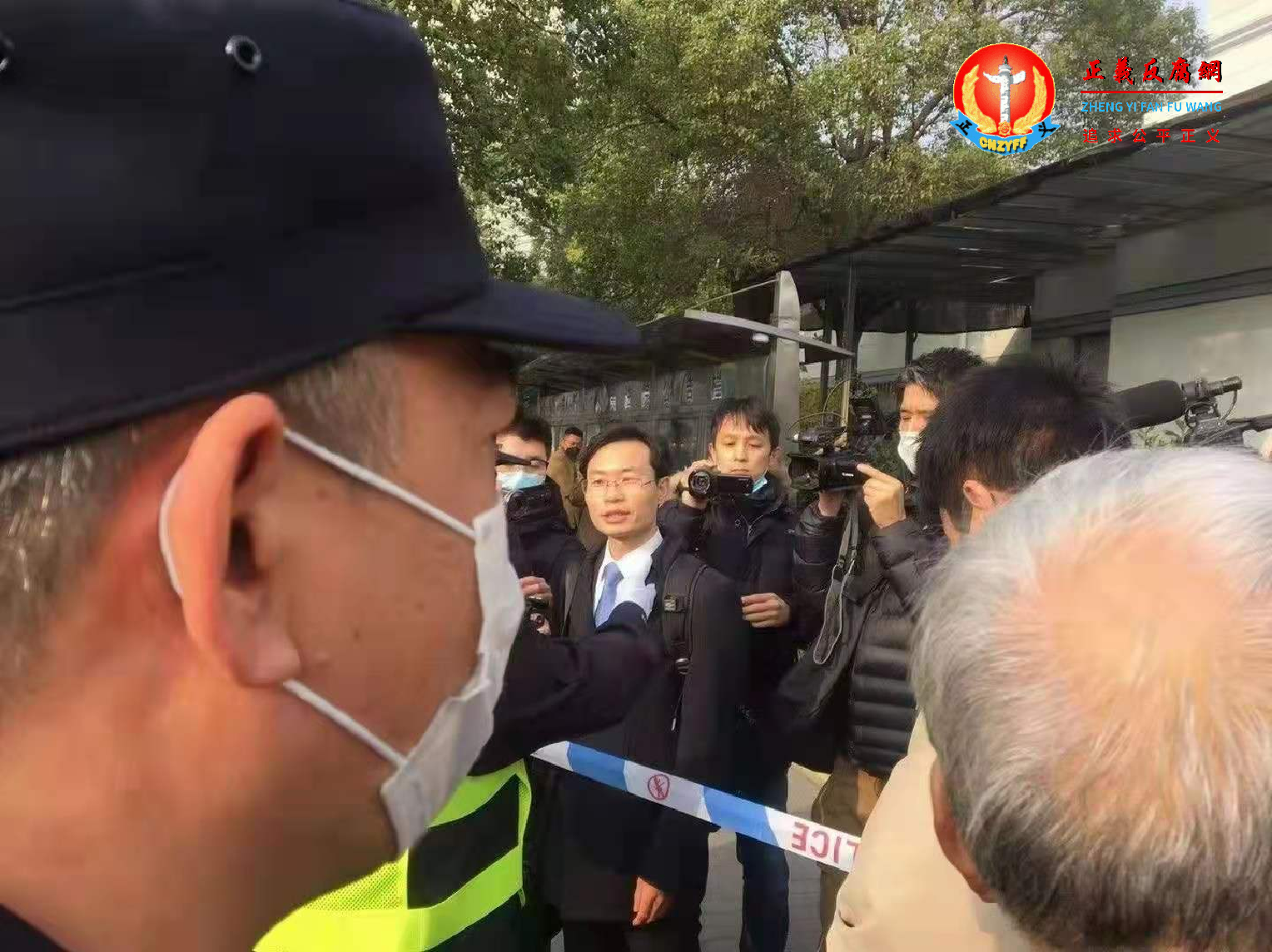 28日，维权律师、公民记者张展案在上海市浦东新区法院开庭，遭重判四年。图为法庭外警察驱赶声援者。.png