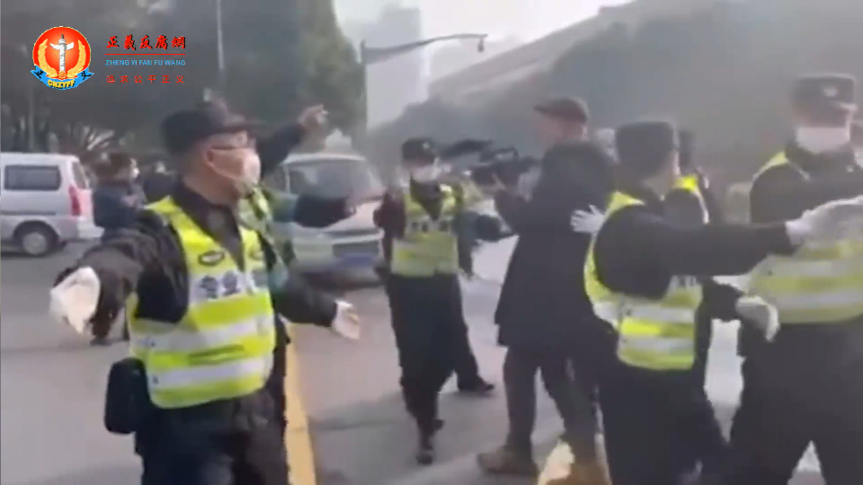 28日張展案在上海開庭，警察驅趕記者.png