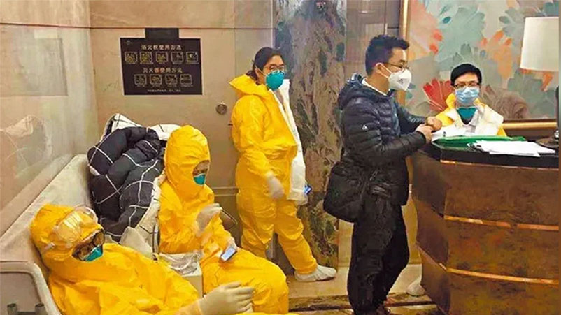 广州保利天悦小区整栋楼爆发小区感染，防疫人员在大堂守候。.jpg