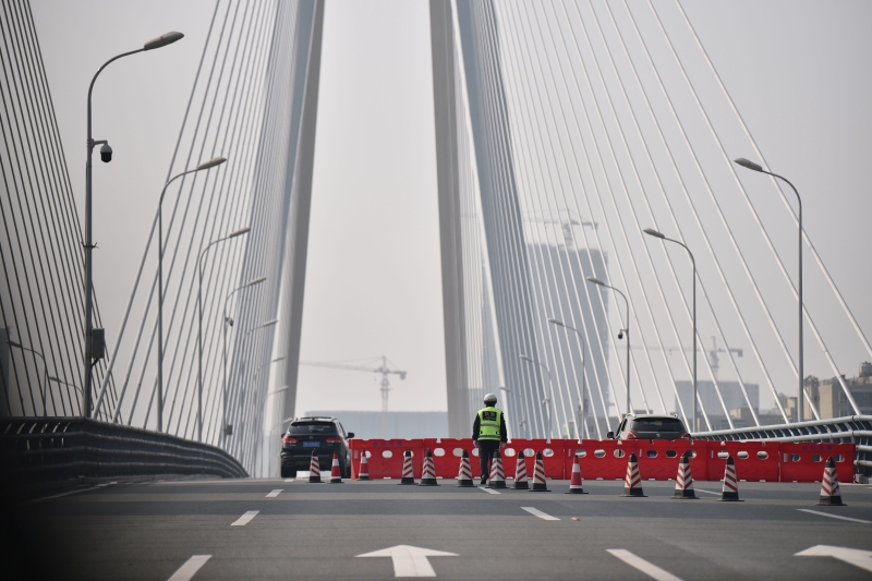 武汉爆发新型冠状病毒后，当局将大道通道封起，并派出警察驻守，严禁车辆进入。.jpg