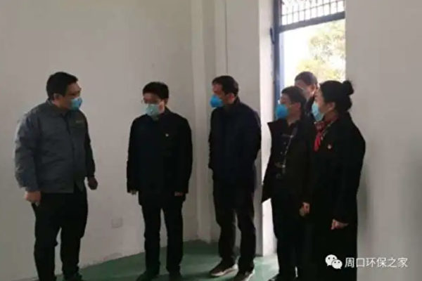2月18日，刘建武（左二）还曾调研医疗废物处置管理及疫情防控应急响应工作。.jpg