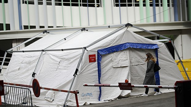2020年3月9日，法国巴黎附近的一家医院搭建帐篷救治新冠病毒肺炎患者。.jpeg