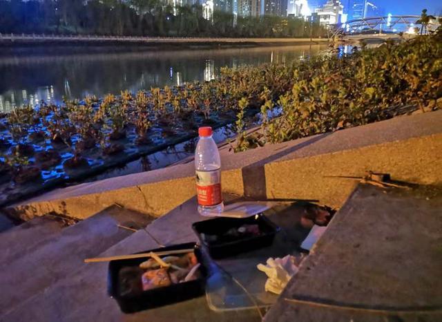 河南郑州饭店不让堂食 公园成市民扎堆聚餐地