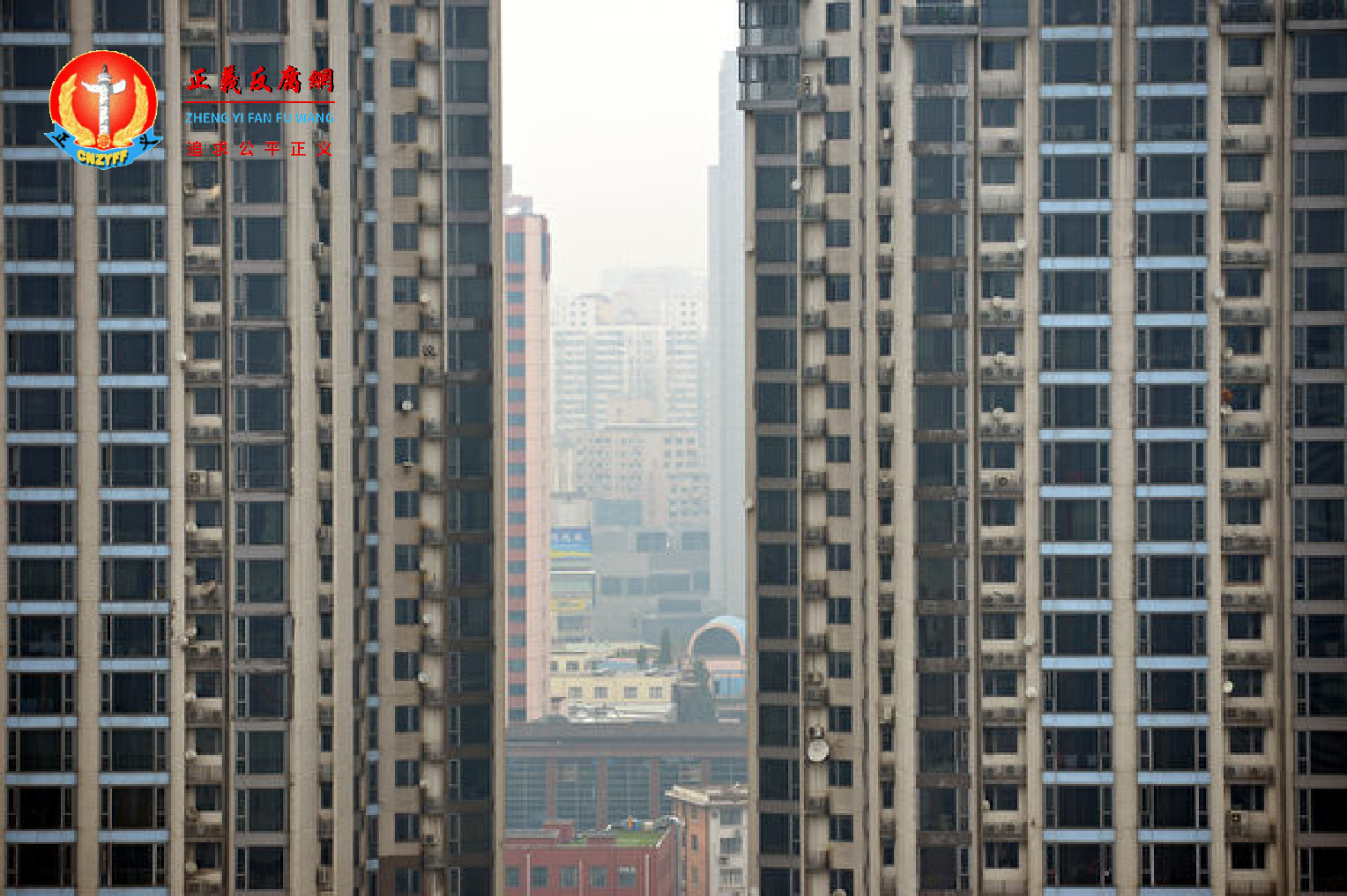上海楼市年前年后两个月突然一股虚火上升，有新楼盘超购10倍、学区房“一日一价”等怪异现象。.png