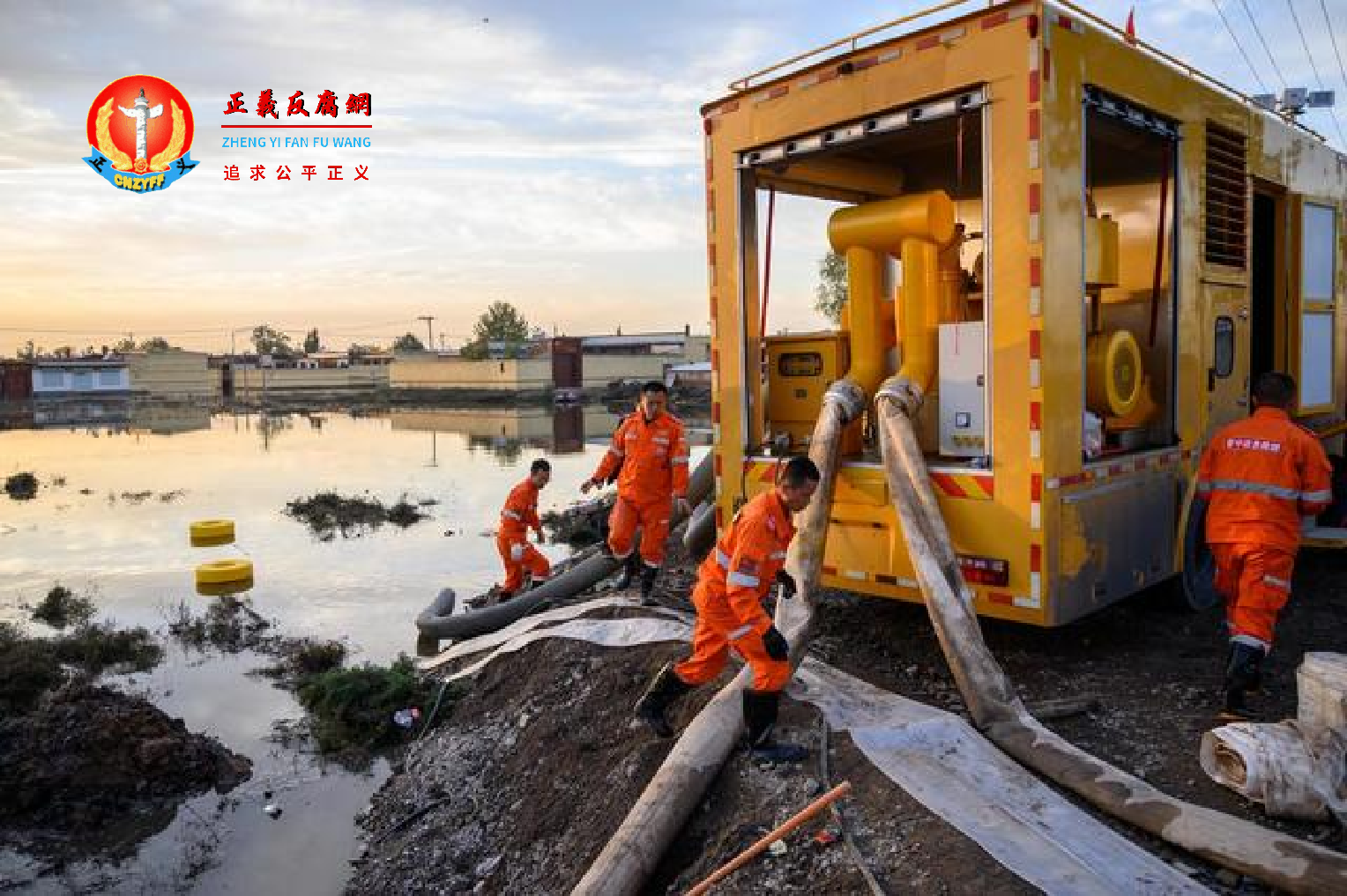 2021年10月10日，山西省介休市，洪水倒灌义安镇桑柳树村，救援人员使用大型设备排洪。.png