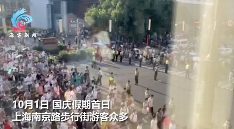 武警在上海南京步行街拉人墙.png