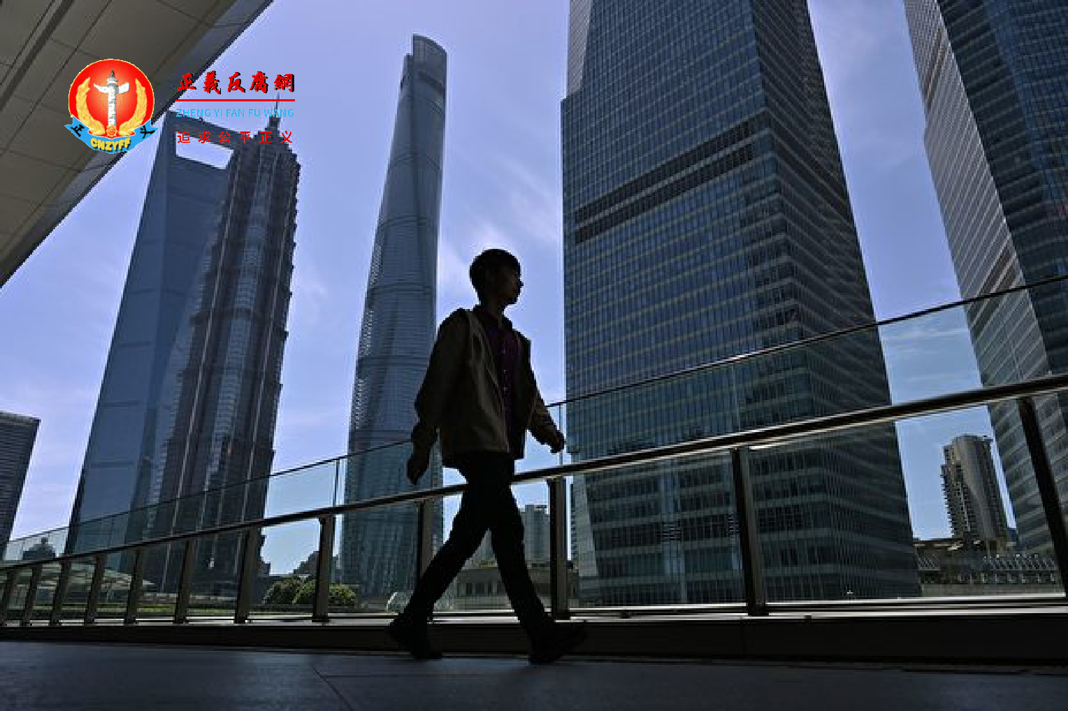 一名男士步行在上海浦东的陆家嘴金融区。.png