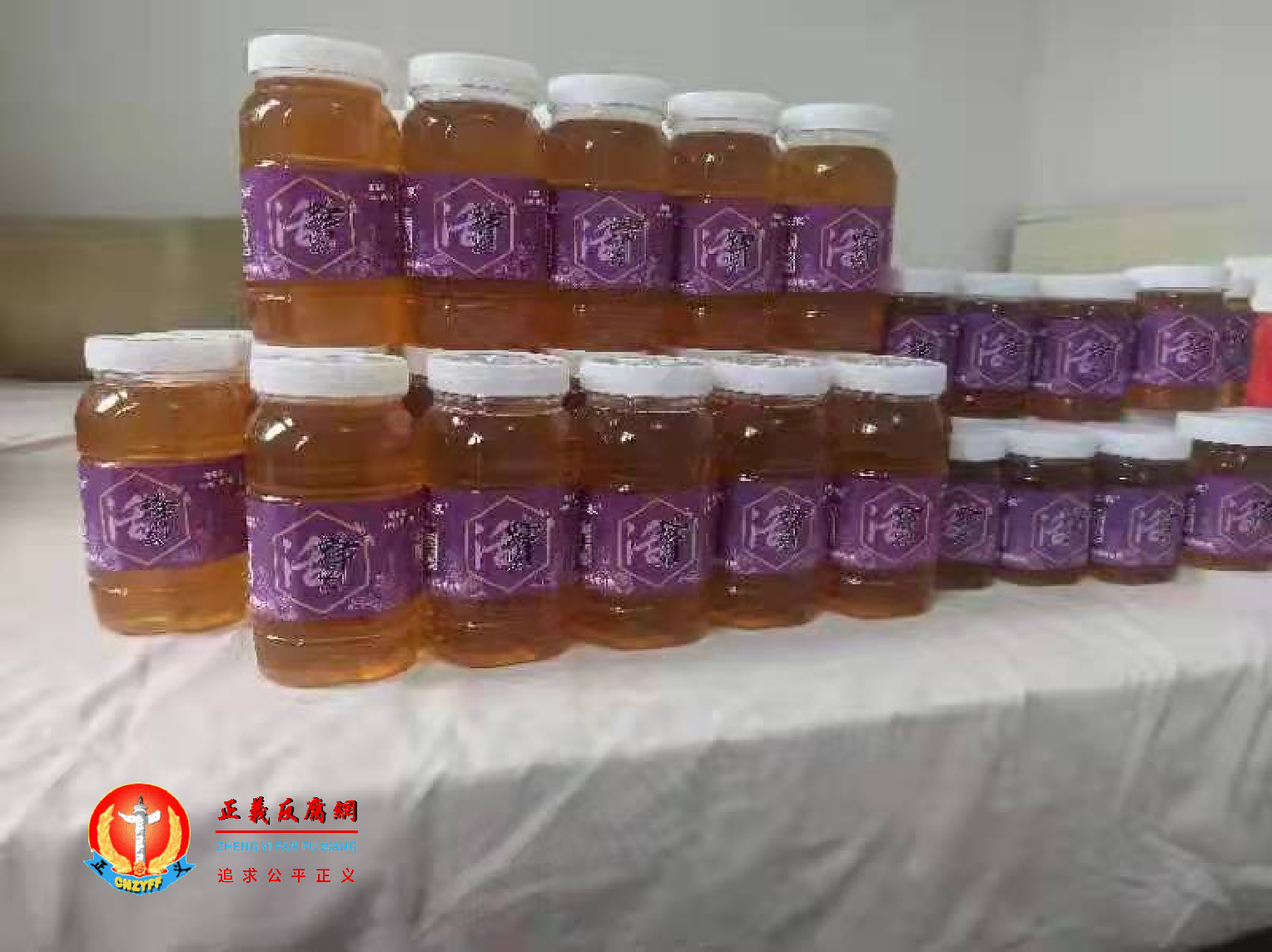 为帮助太行山农民，侯丽琴收购蜂农蜂蜜来销售。.png