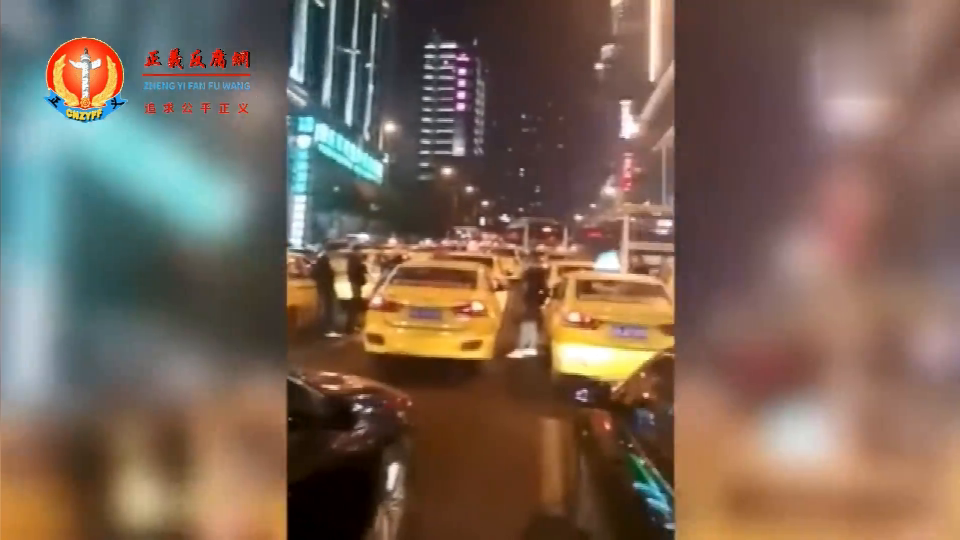 重庆市区数千辆出租车集体停运罢工.png