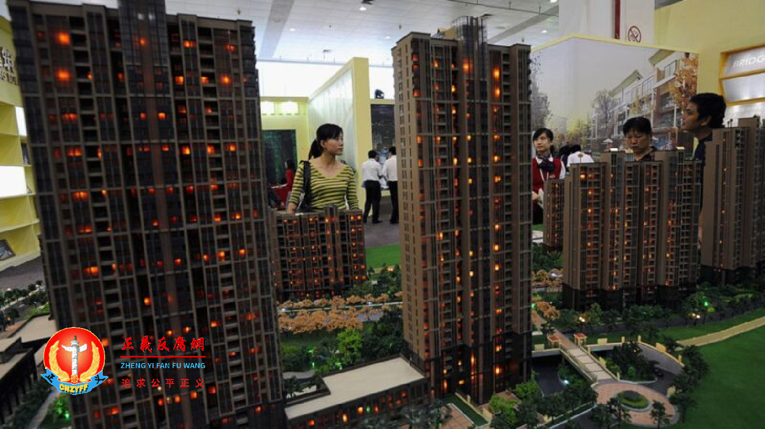 湖北省武汉市一些打算买房的客户正在一次房地产交易上查看公寓模型。.png