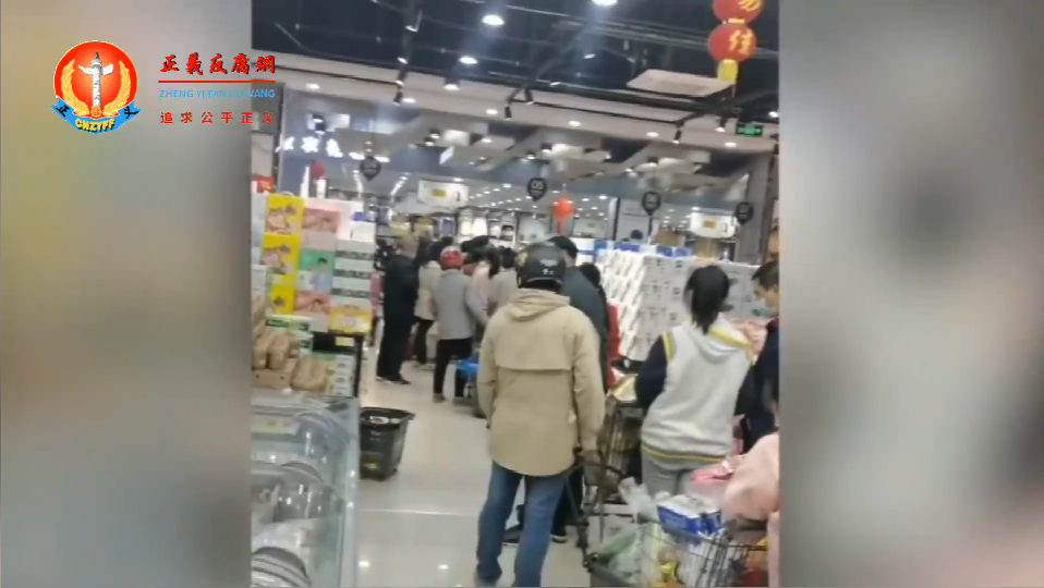 11月3日，江苏省常州市一些大型超市出现民众排队，疯抢生活物资。.png