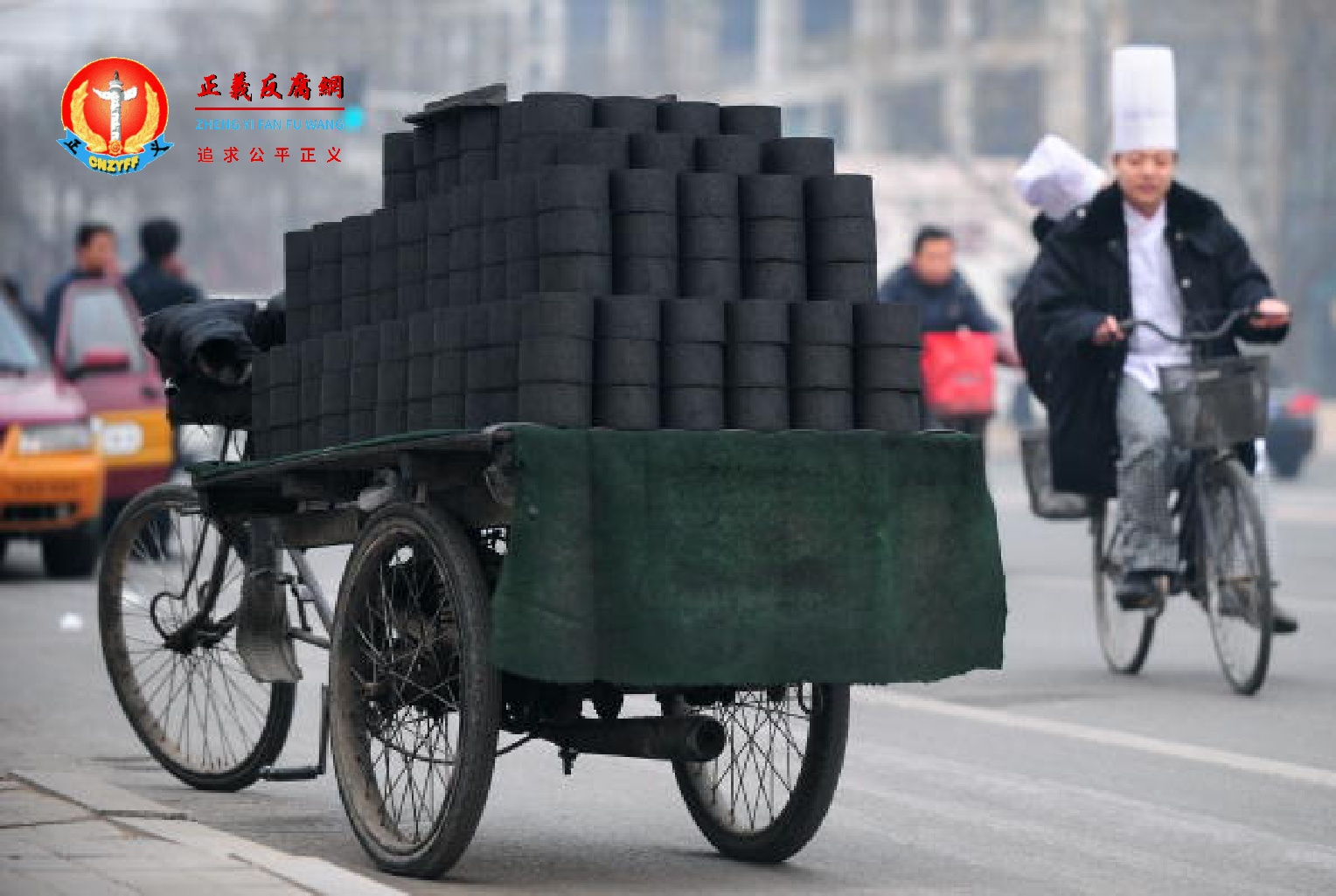 近年来，当地官方以“治理空气污染”为由在多个省份设立禁煤区。图为2009年12月7日北京街头拉煤的市民。.png