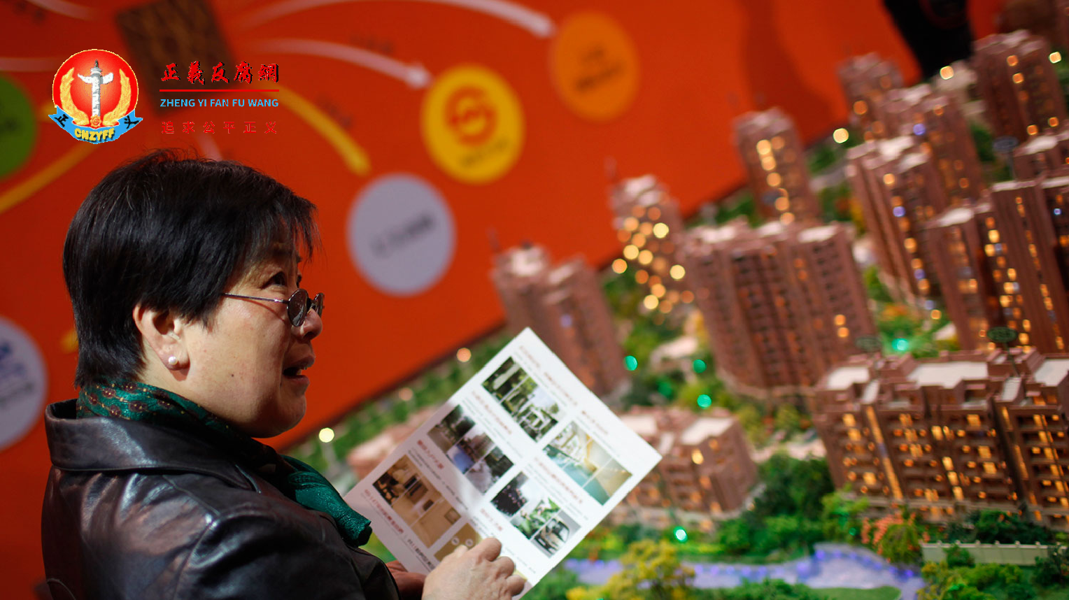 上海房地产展览期间，一名妇女参观了房地产摊位。.png