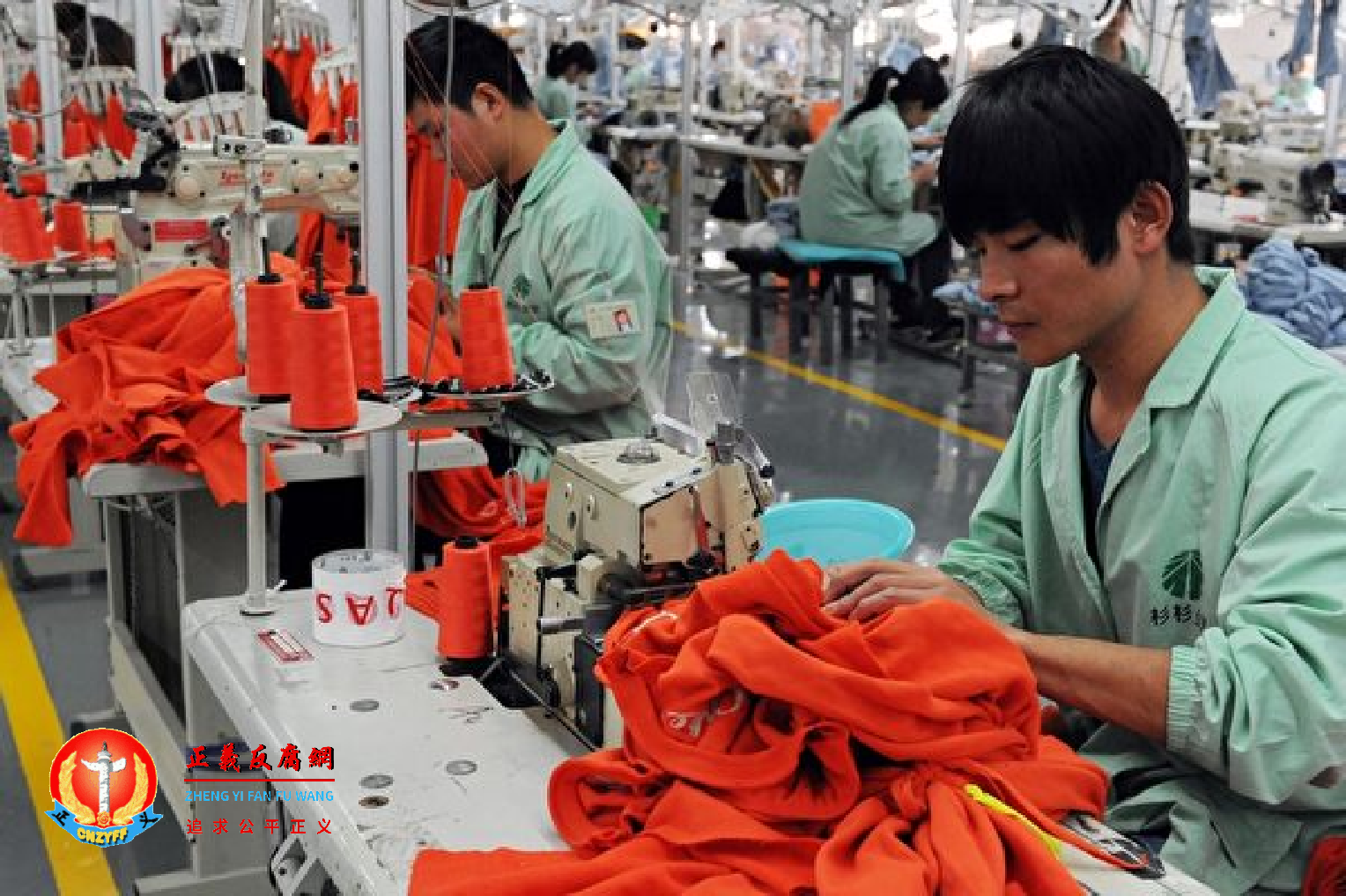 棉花价格上涨，将导致服装等价格上扬。图为中国一家制衣厂。.png