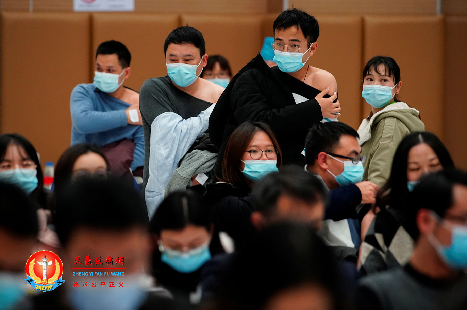 2021年1月19日，在上海，政府组织接种国产新冠疫苗，人们在接种地点。.png