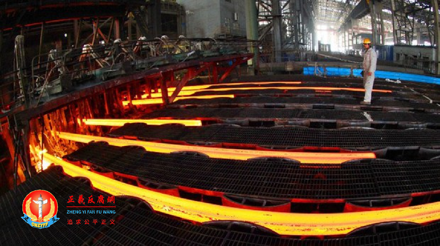 图为，江苏赣榆一钢铁厂的工人就钢铁生产过程进行监控检查。.png