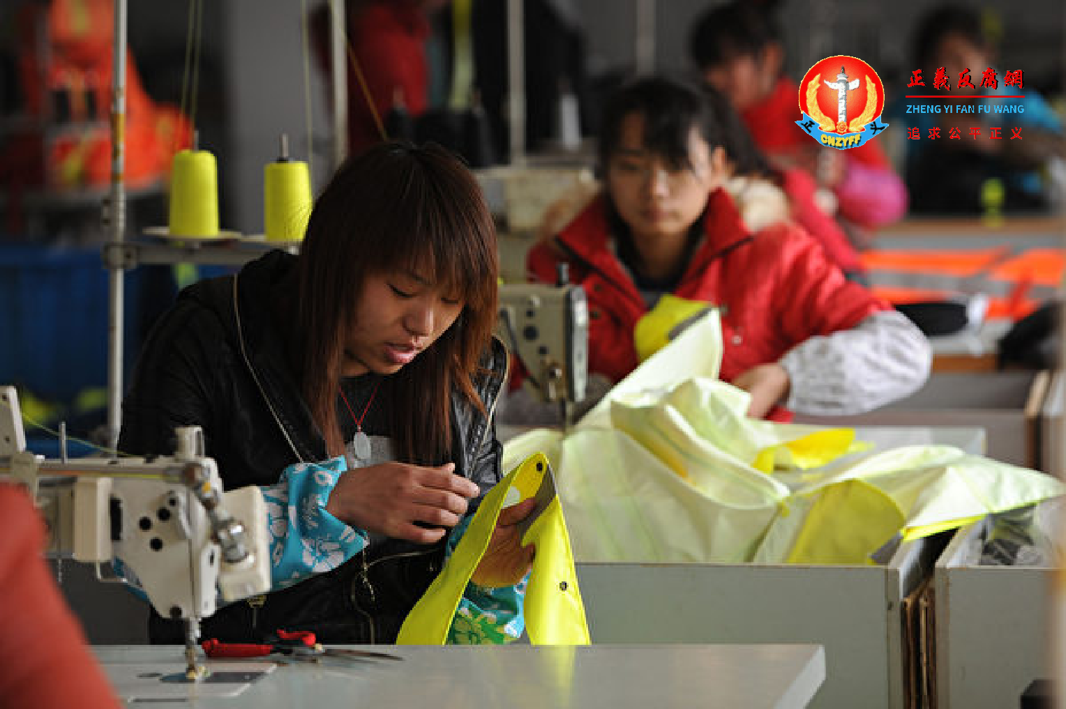 图为2011年2月24日合肥市一家纺织厂的工人正在工作.png