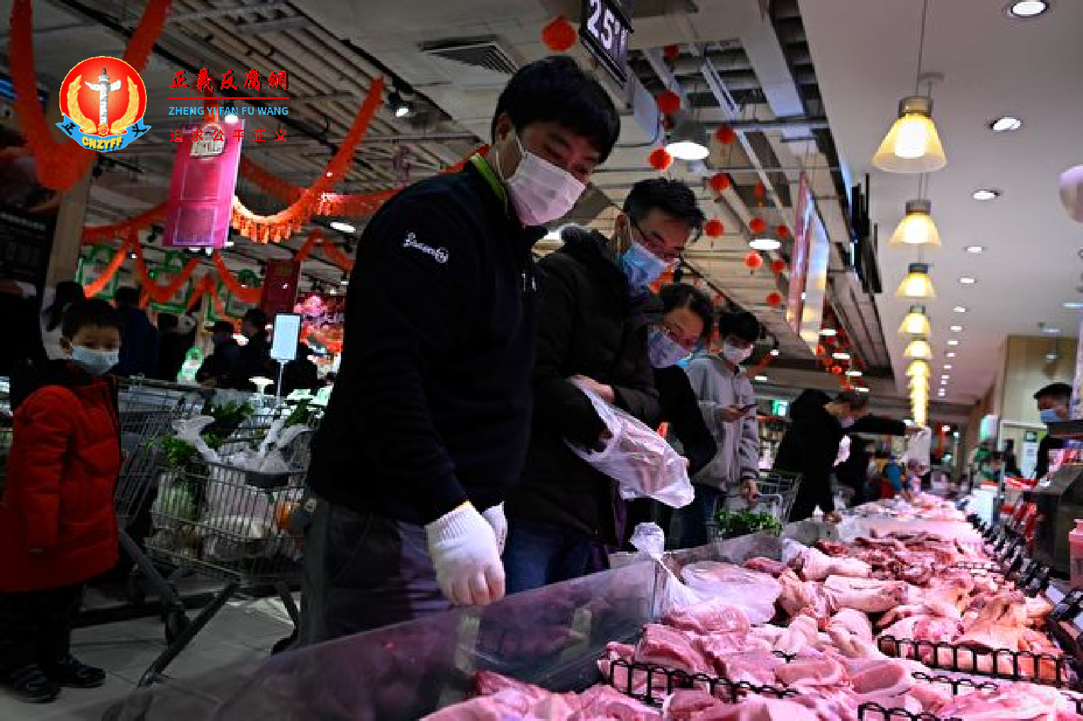 图为2021年2月10日北京一家超市里的猪肉摊位。.png