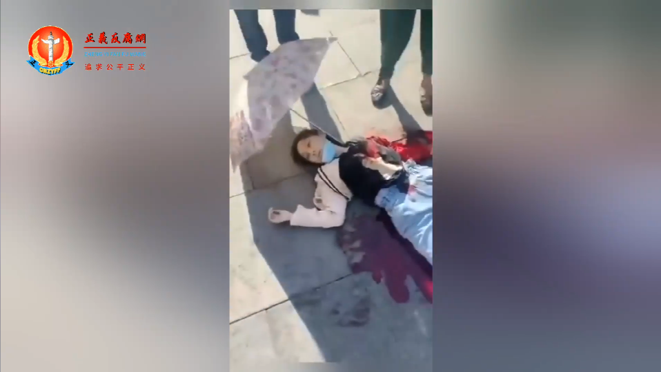 安徽一男子在安庆市人民路商业步行街上持刀伤人.png