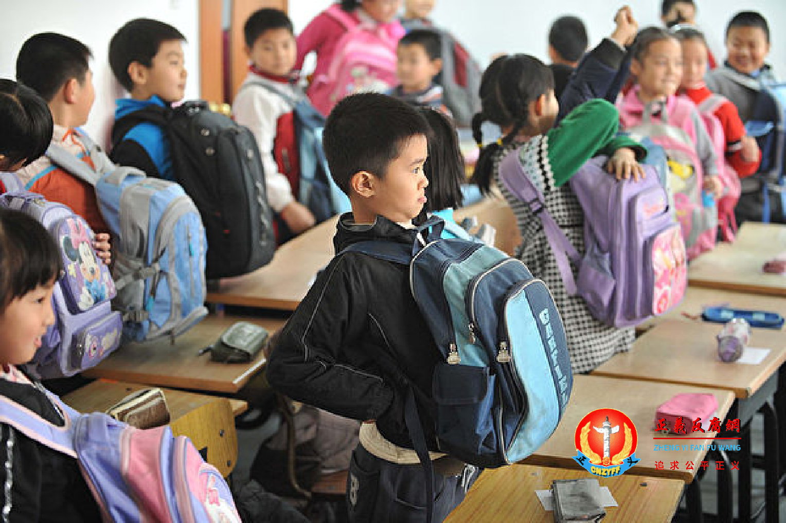 官方正在加强对教育界的严厉整顿。日前，河南、陕西多所中学已从民办学校转成公办学校。.png