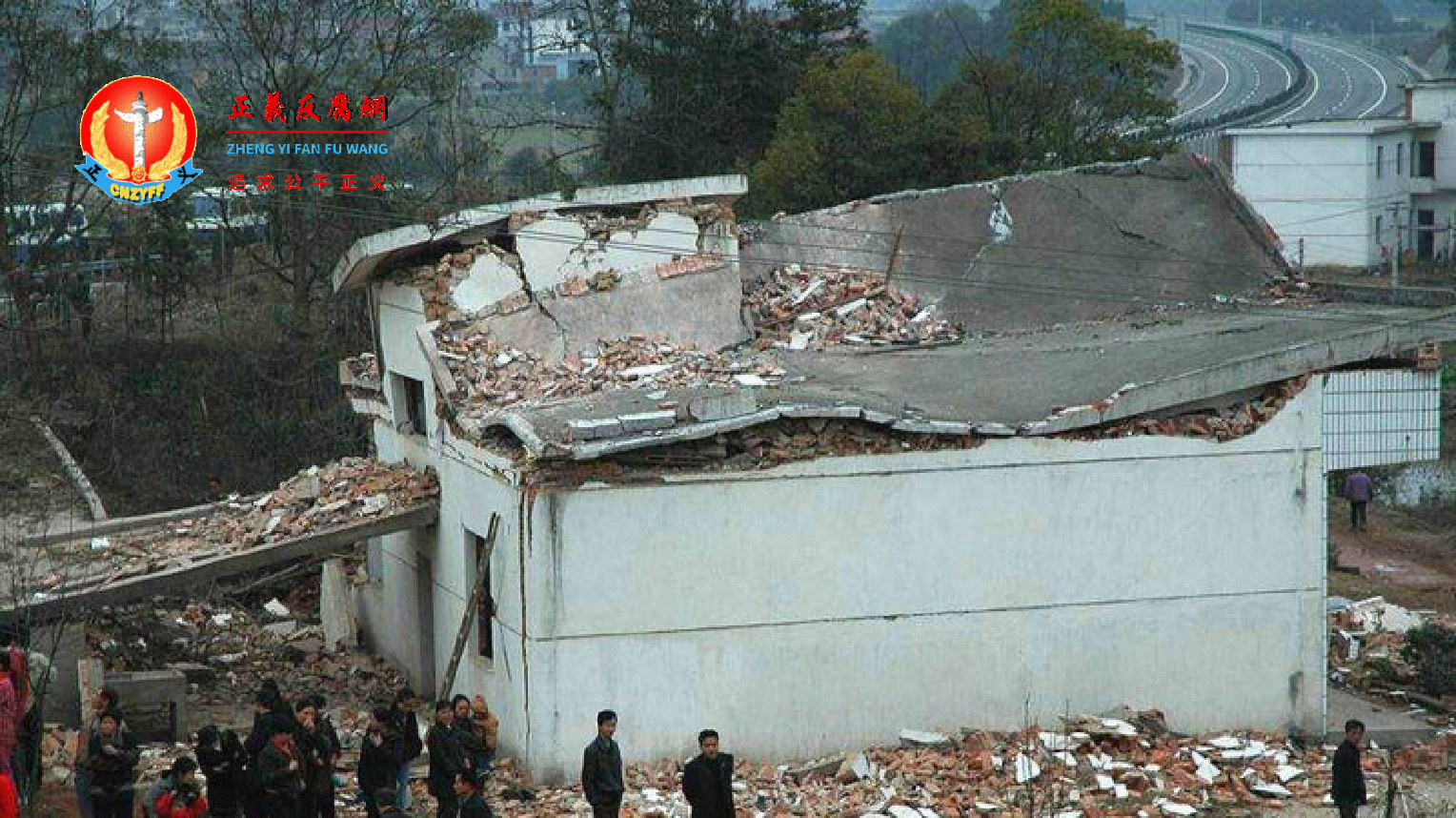 8月17日，江西省上饶市一栋三层房屋坍塌。图为2005年3月17日，江西上饶载烟花爆竹汽车爆炸，波及当地房屋。.png