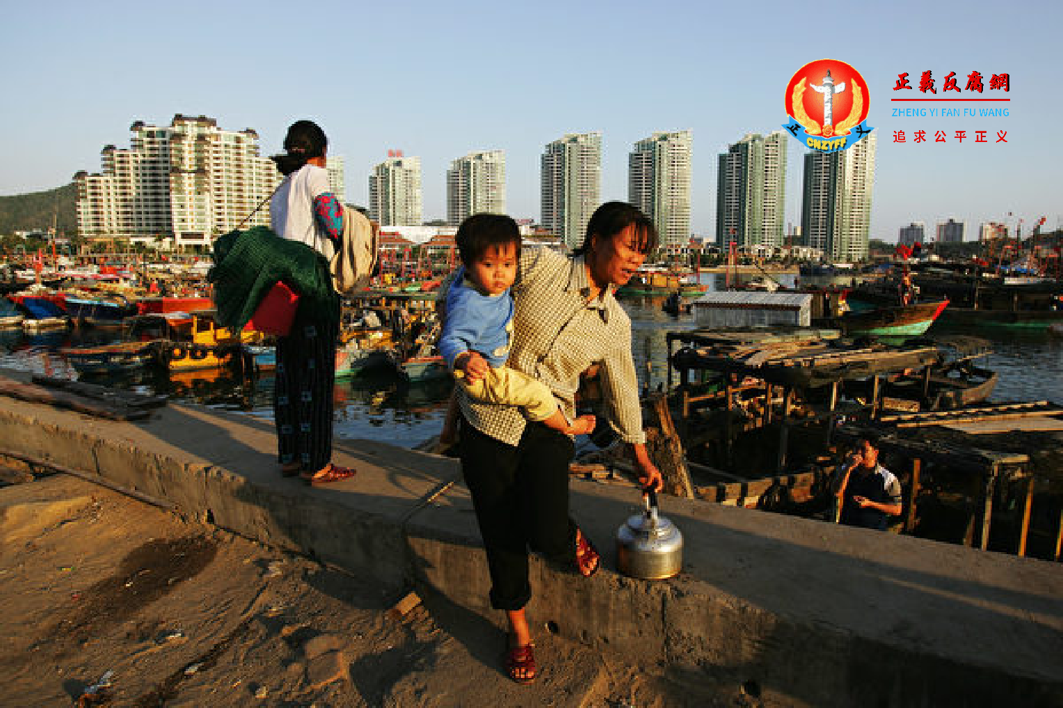海南省三亚港附近的一个小渔村里正在兴建价格不菲的高层住宅。不久，港口周边的小渔村都将被新开发的建筑所取代。.png