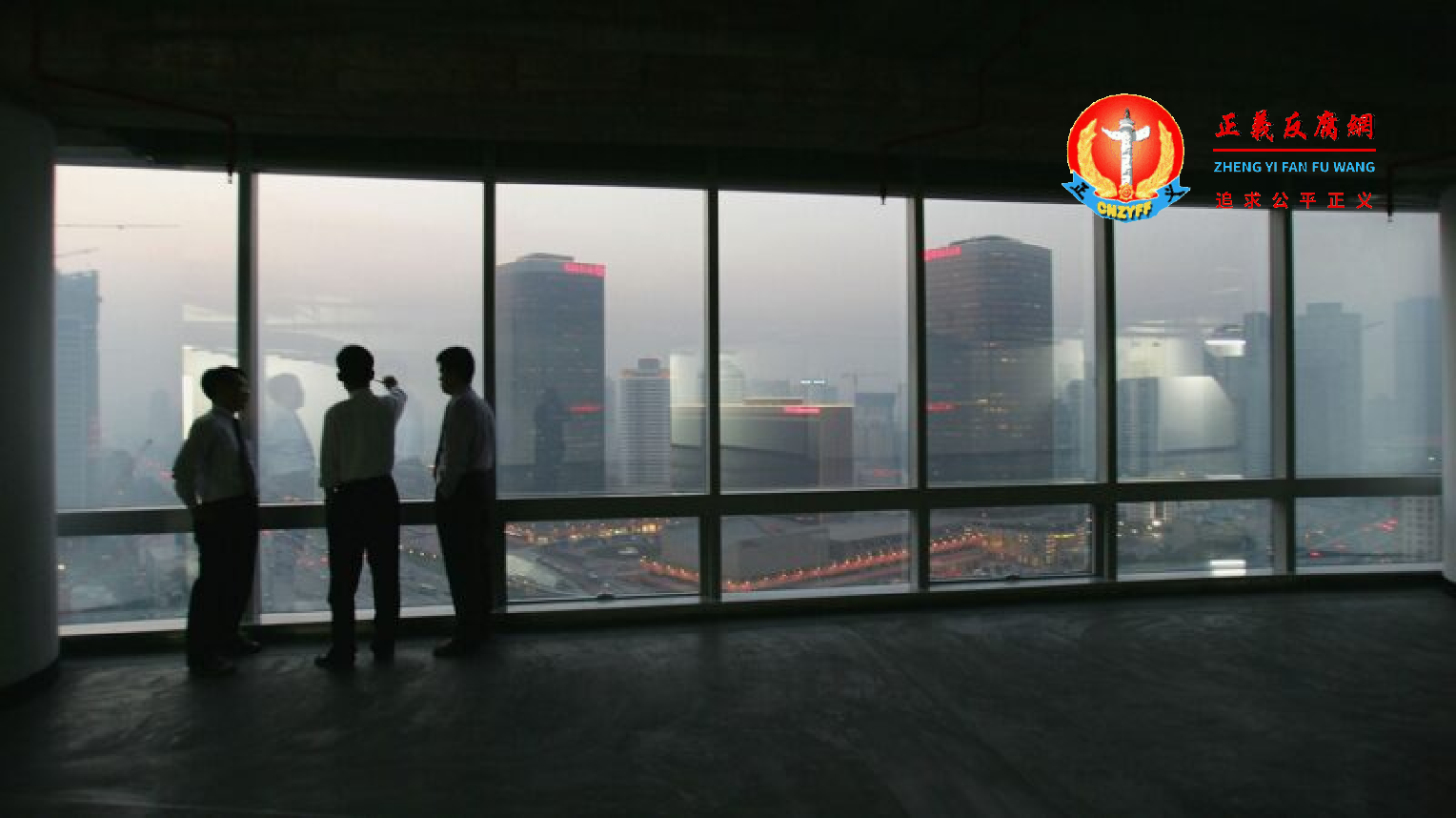 今年已有274家房企破产，平均每天一家。图为北京几名男子在看一家新开发的楼盘。.png