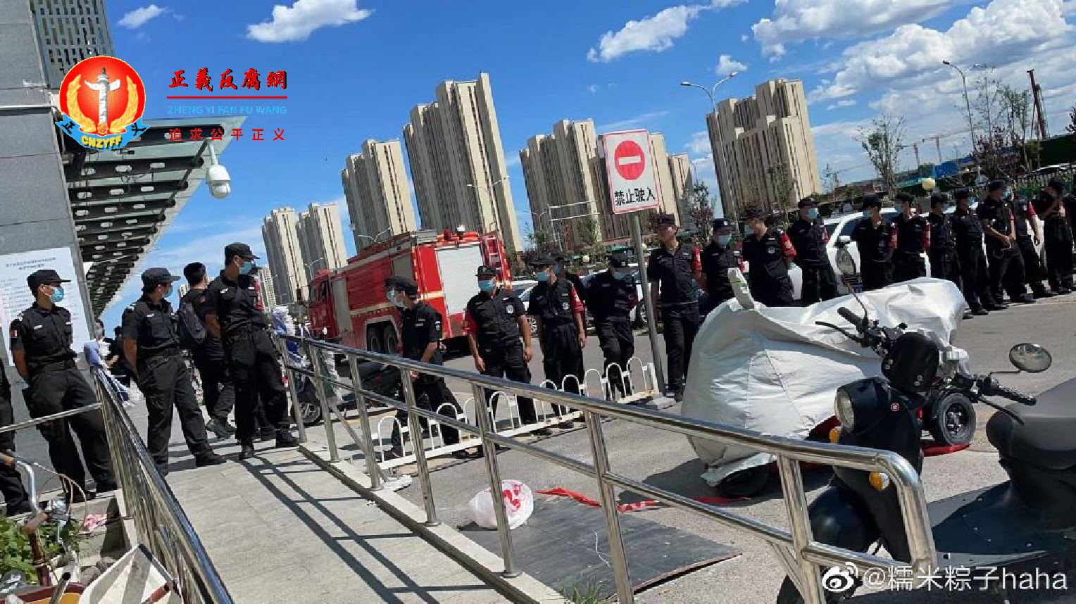 微视频｜北京崔各庄香江北岸小区两千多住户遭暴力清退，保安在楼道内放火