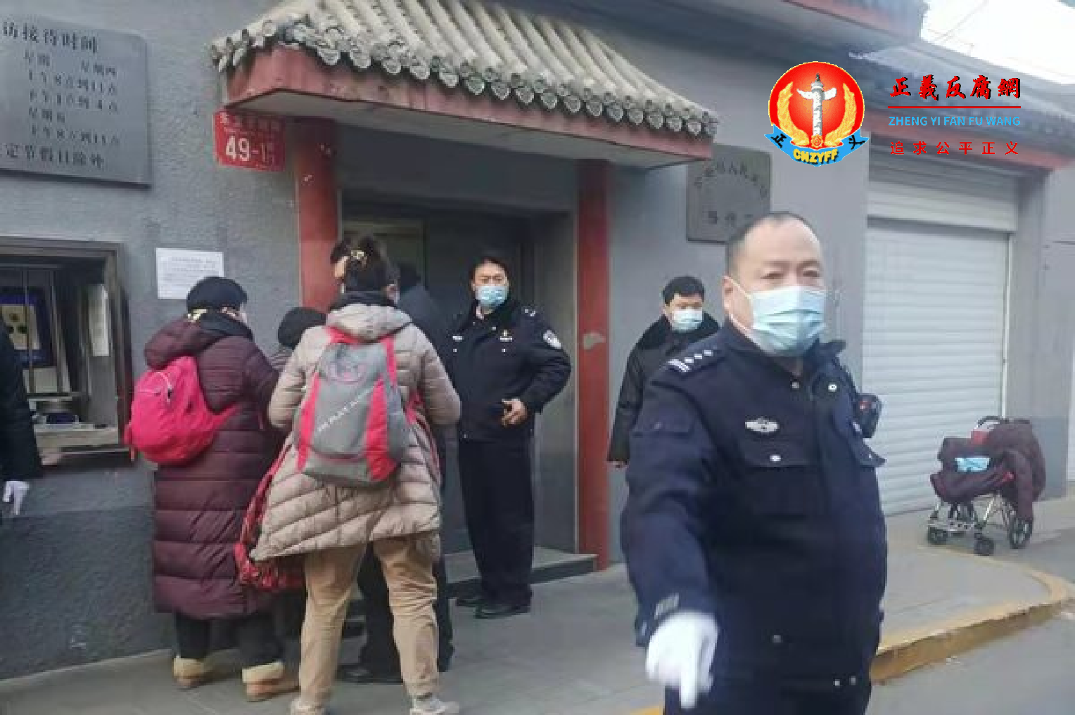 2022年1月10日，辽宁访民姜家文在北京公安部接待室门前公开被公安驻京办与地方官员强行绑架带回。.png