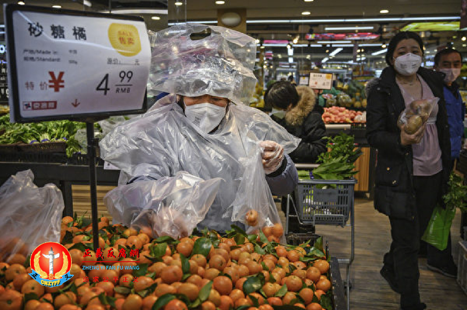 2020年2月11日，一名妇女戴着防护面具在北京的一家超市购物。此时武汉疫情已蔓延至全国。.png
