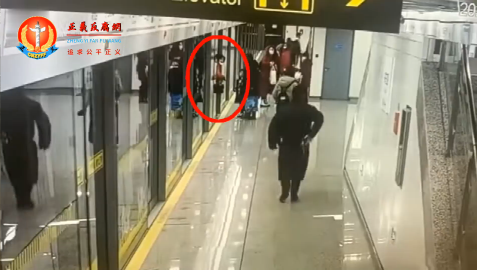 日前，上海地铁发生了一起屏蔽门夹死人事故。.png