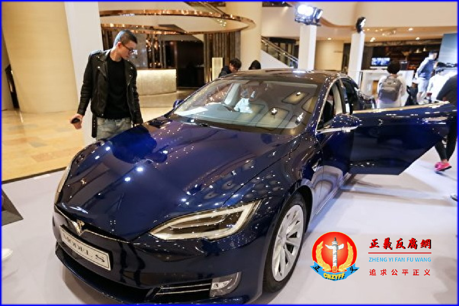 图为2019年3月10日，香港一家购物中心正在展示一辆特斯拉（Tesla）Model S电动车。.png