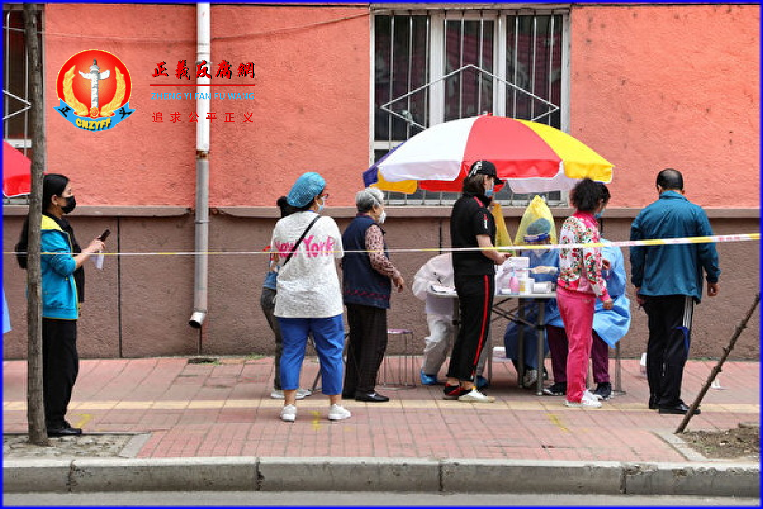 11月12日，黑龙江一店员午睡未戴口罩被黄牌警告。图为黑龙江牡丹江市的一条街道上，人们戴着口罩排队等待接受核酸检测。.png