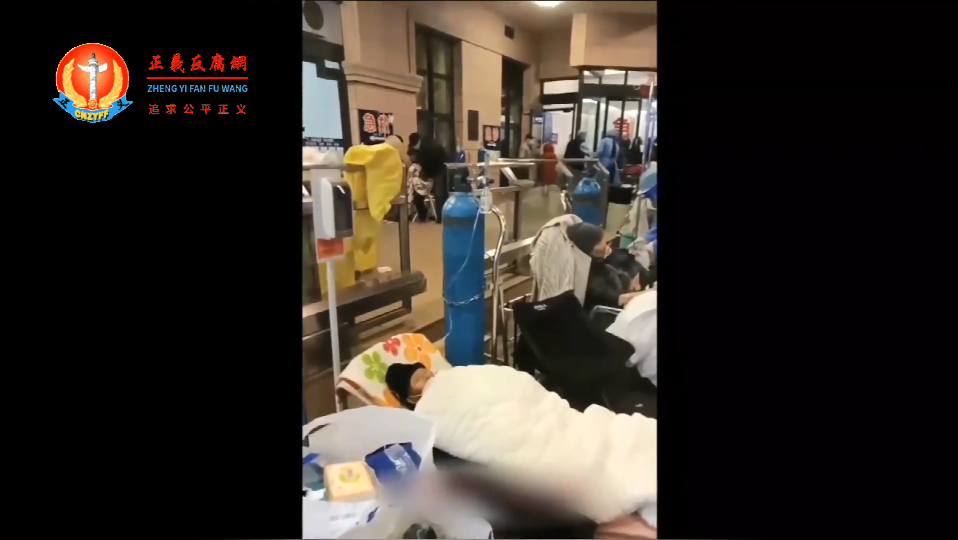 12月27日，在上海复旦大学附属中山医院，因为没有床位，重症患者在医院大厅及走廊路边吸氧.png