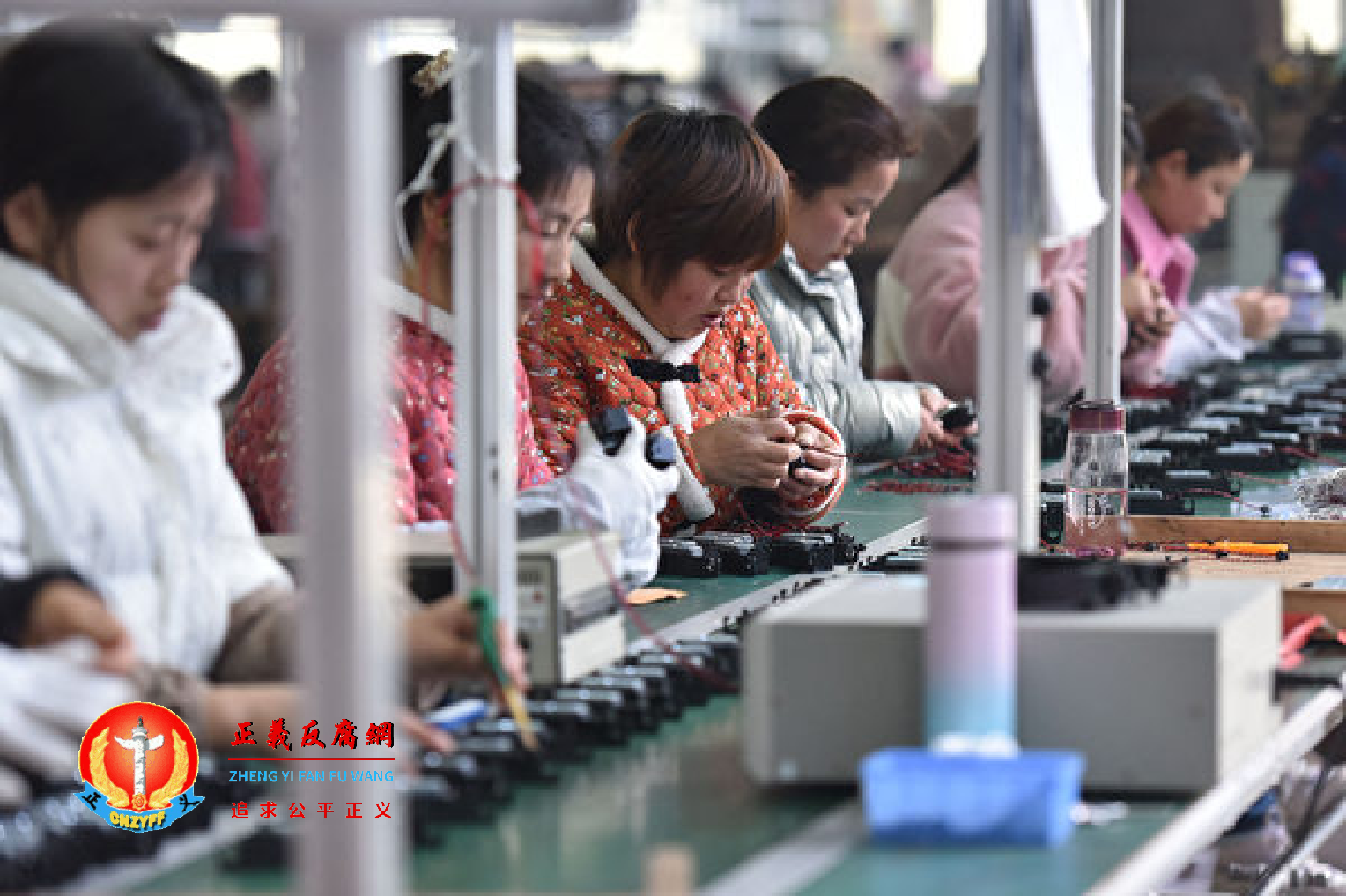 图为2022年2月28日，安徽省阜阳市临泉县一家工厂，工人在生产扬声器的流水线上工作。.png