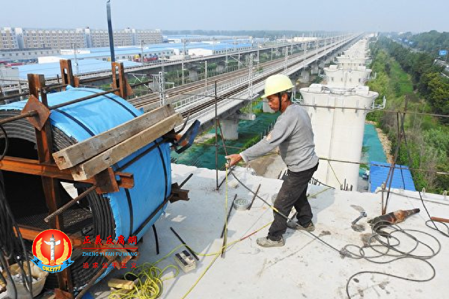 中国知名经济学家质疑官方最新发布的强劲经济数据。图为连云港的一处铁路建设工地。.png