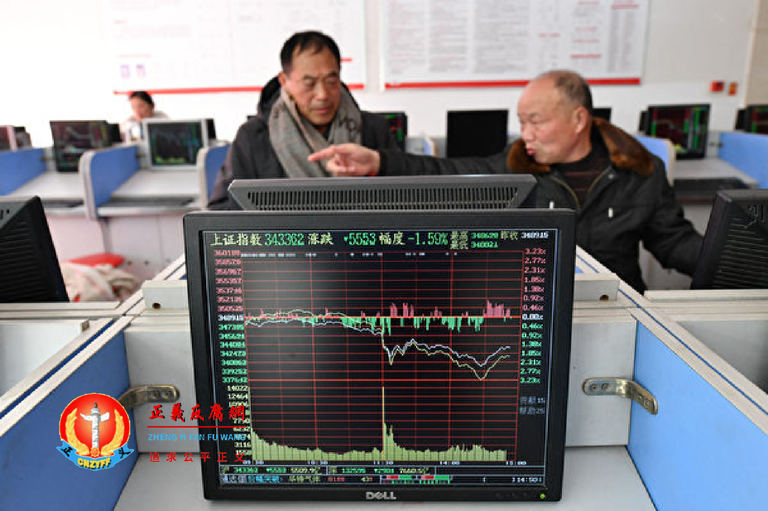 图为2022年2月24日安徽省阜阳市一家证券公司显示股价走势。.png
