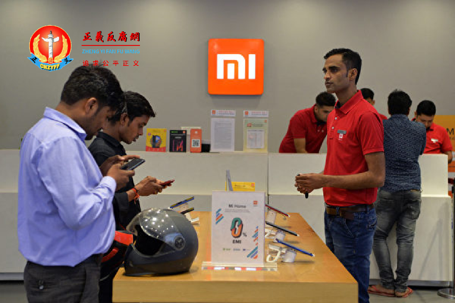 图为2019年8月20日，印度主要商业中心古尔冈的一家小米手机门市。.png