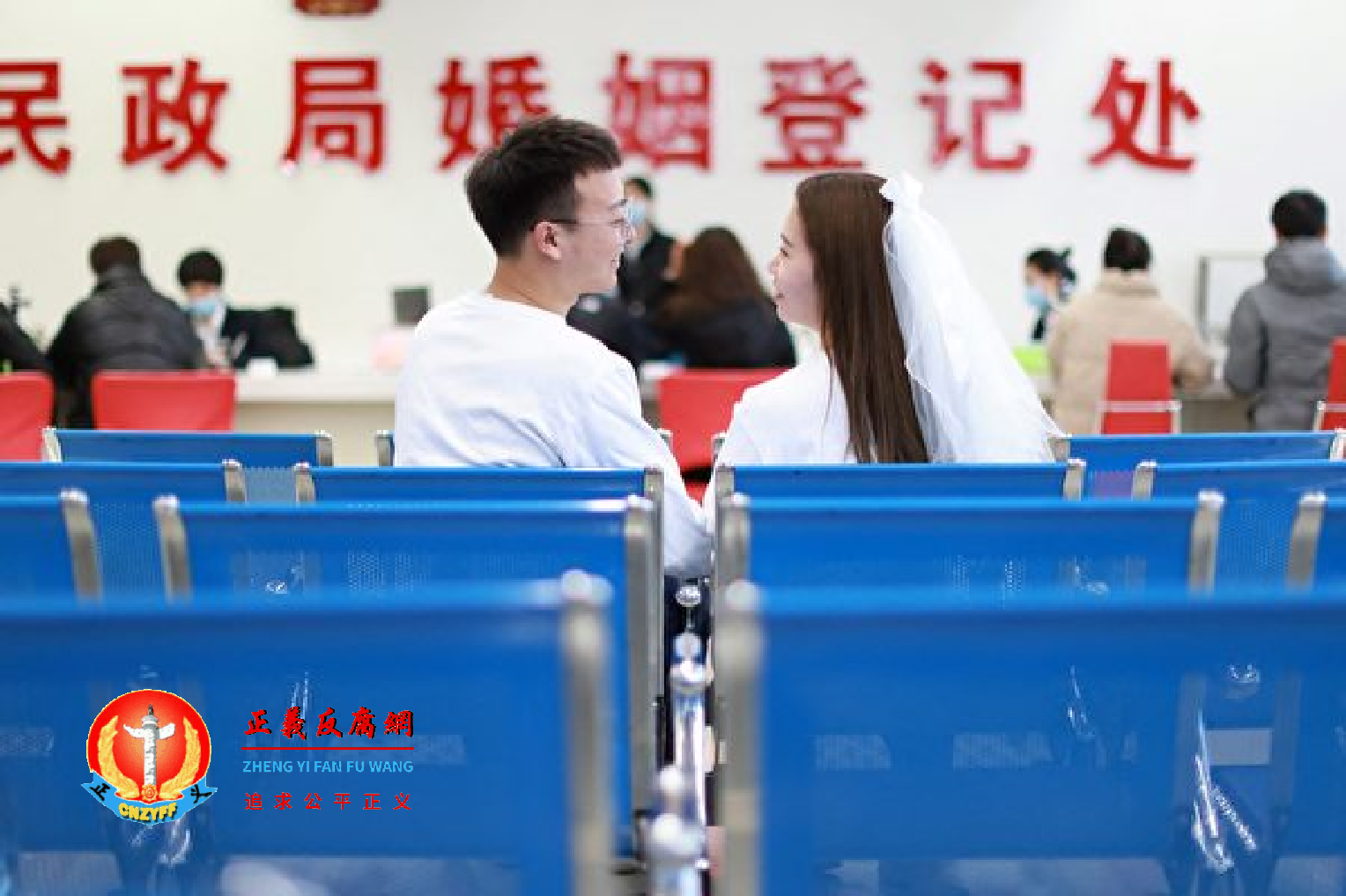 2022年2月22日，一对年轻夫妇在辽宁沈阳的婚姻登记处等待领取结婚证。.png
