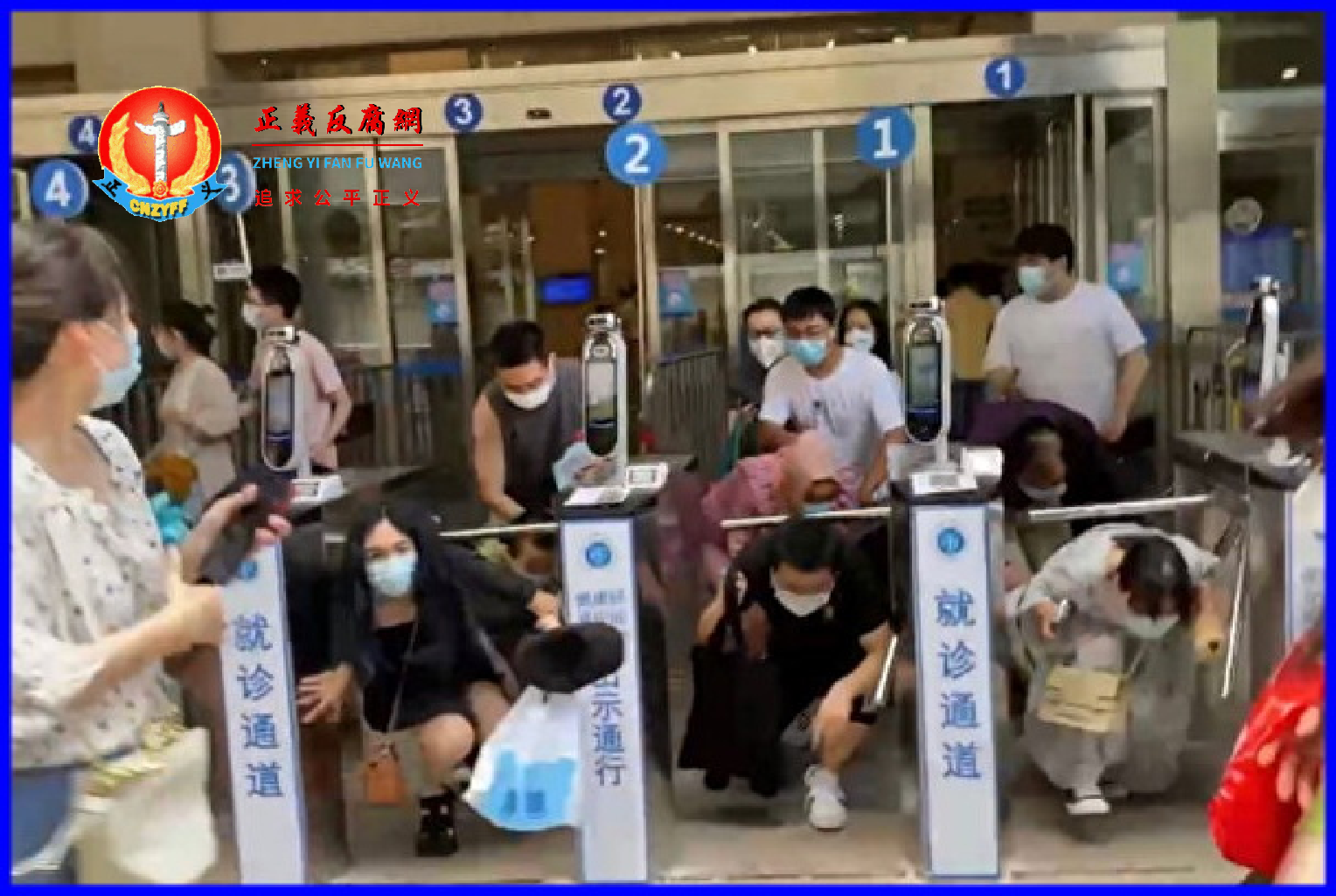 7月9日早上，上海瑞金医院内发生持刀砍人事件。图为民众从医院惊恐逃出。.png