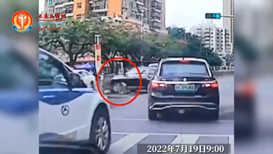 7月19日上午，在深圳南山区，一外卖小哥被一辆黑色轿车撞倒后，遭二度碾压。.png
