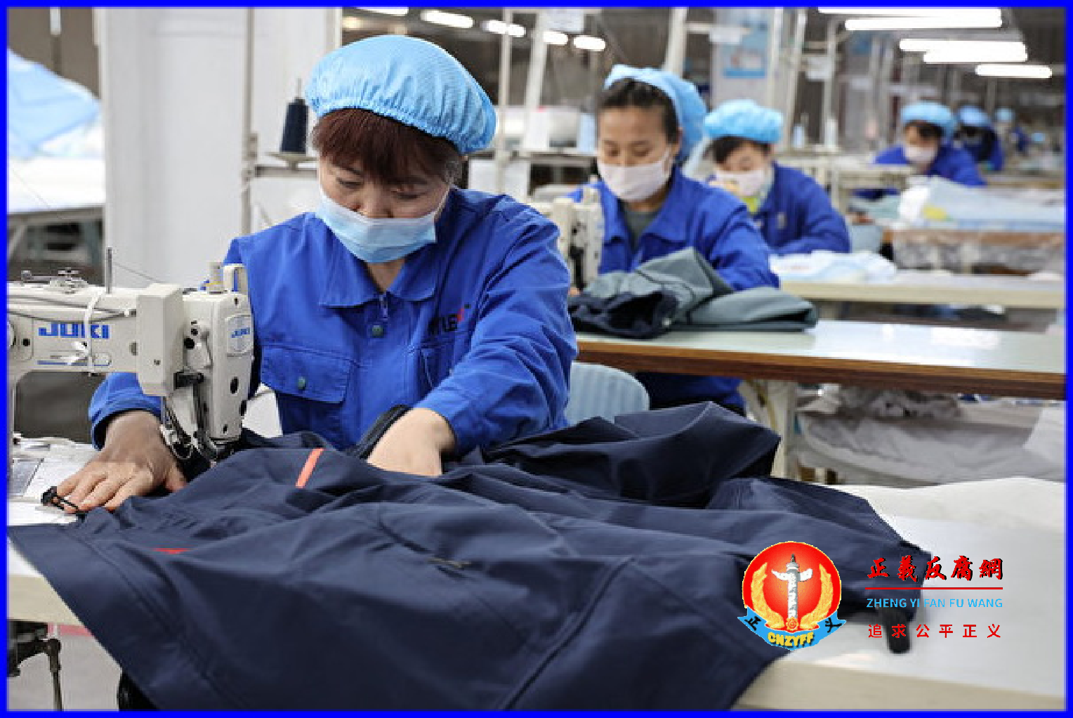 2022年1月27日，山东省滨州一家工厂的工人在生产防护服。.png