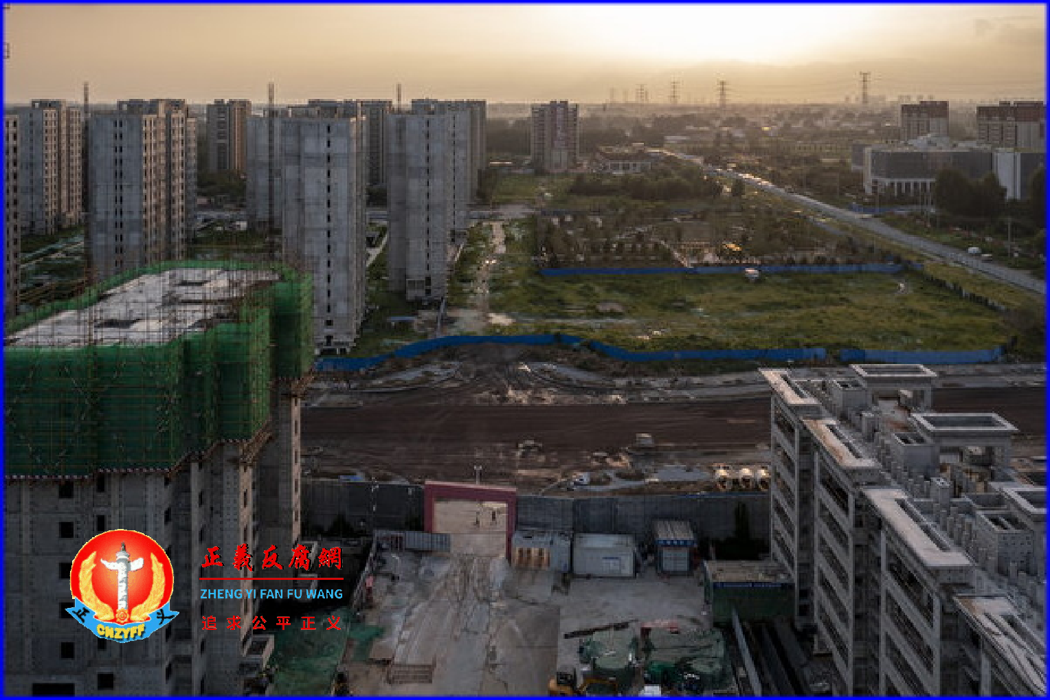 烂尾楼停贷风波在中国各地蔓延，影响房地产销售。数据显示，中国商品房销售7月同比下跌近三成。图为2022年7月29日，恒大集团位于北京的一处楼盘。.png