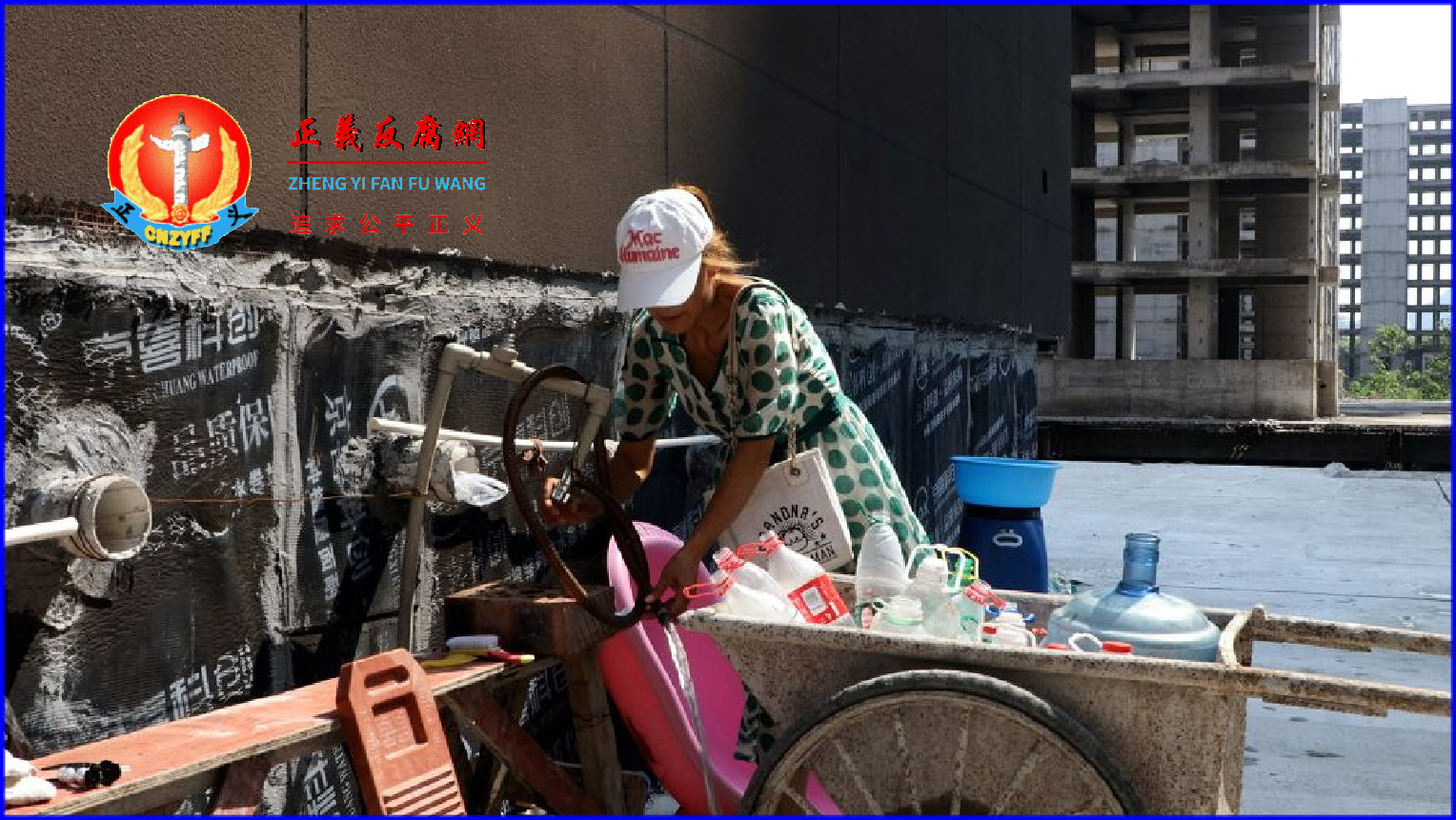 广西壮族自治区桂林市购房者徐女士住在她尚未完工的公寓里，在嘉登堡Rea开发的一个住宅综合体里，她拿着一根水管装满一车水瓶。.png