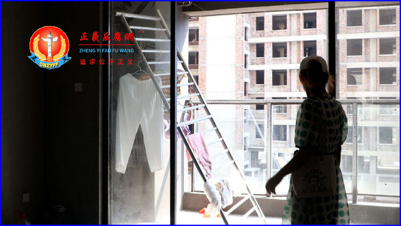 广西壮族自治区桂林市嘉登堡房地产开发的住宅综合体中，购房者徐女士站在她所住的未完工公寓前。.png