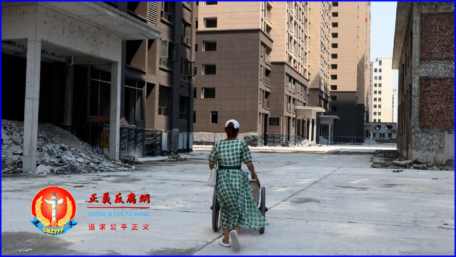 广西壮族自治区桂林市购房者徐女士住在她尚未完工的公寓里，推着一车水瓶来到桂林嘉登堡房地产开发的住宅区。.png